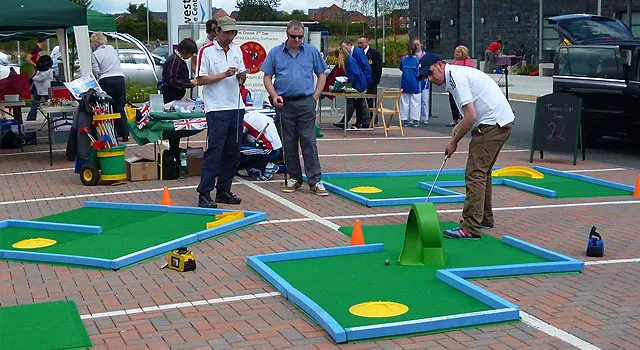 Mini golf hole