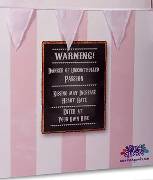Kissing booth detail